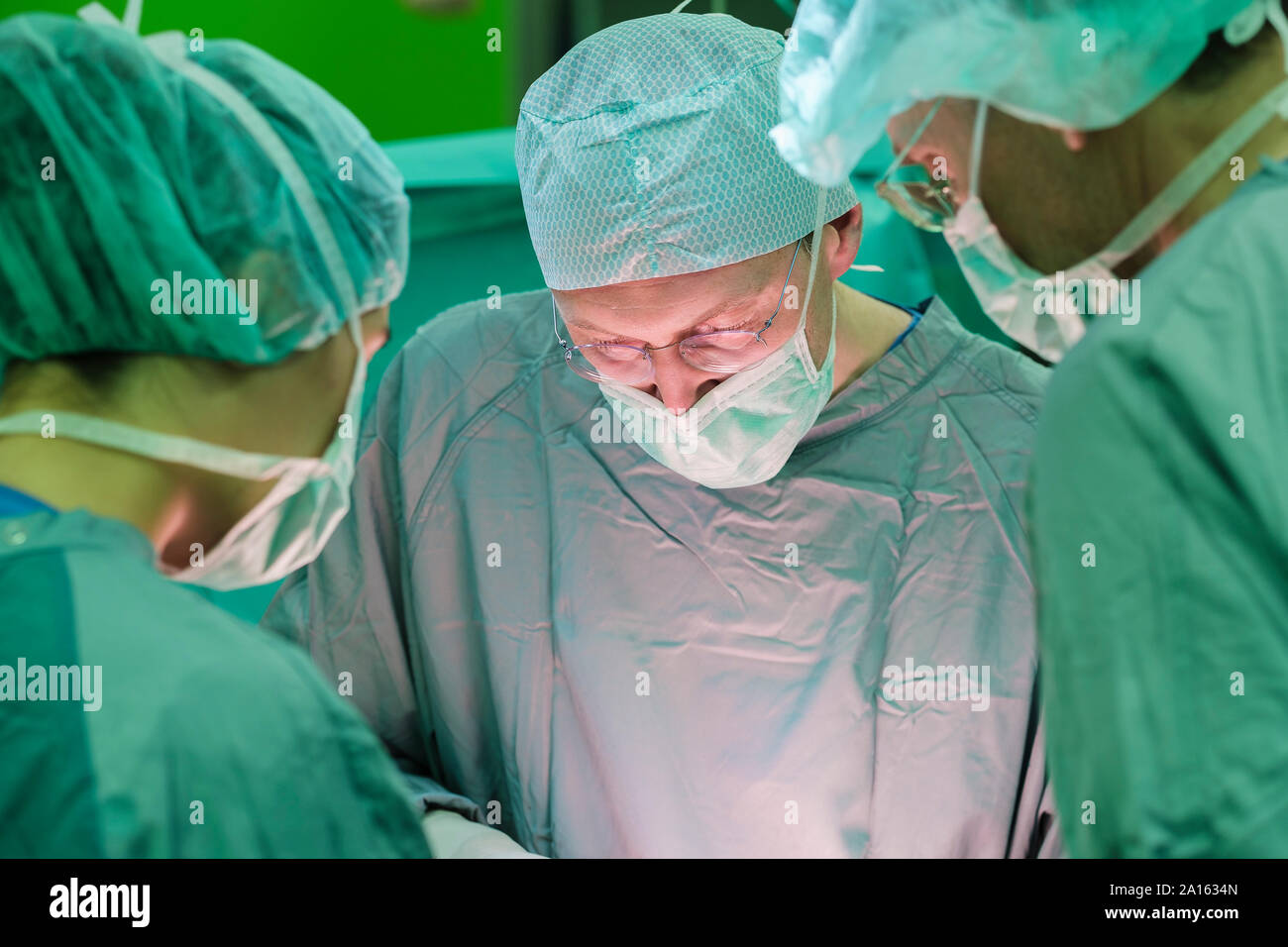 Chirurg während der Operation Stockfoto