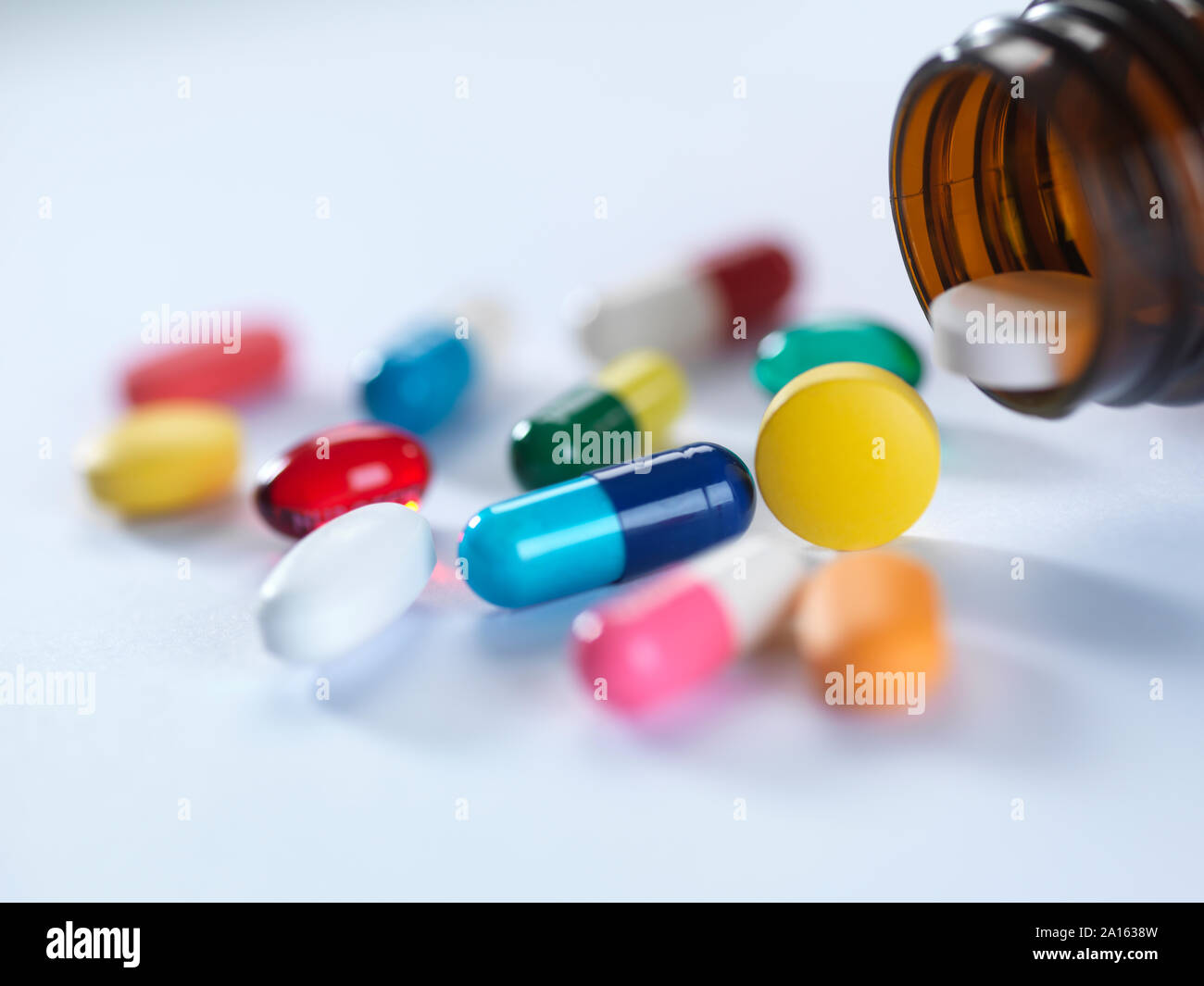 Eine Vielzahl von Drogen fallen von einer Medizin Flasche. Stockfoto