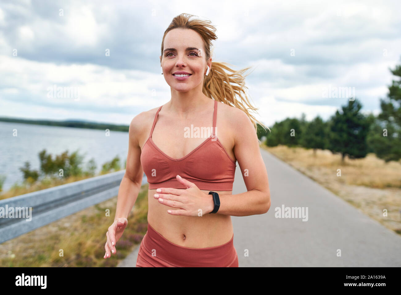 Portrait von lächelnden athletische Frau Joggen im Freien Stockfoto