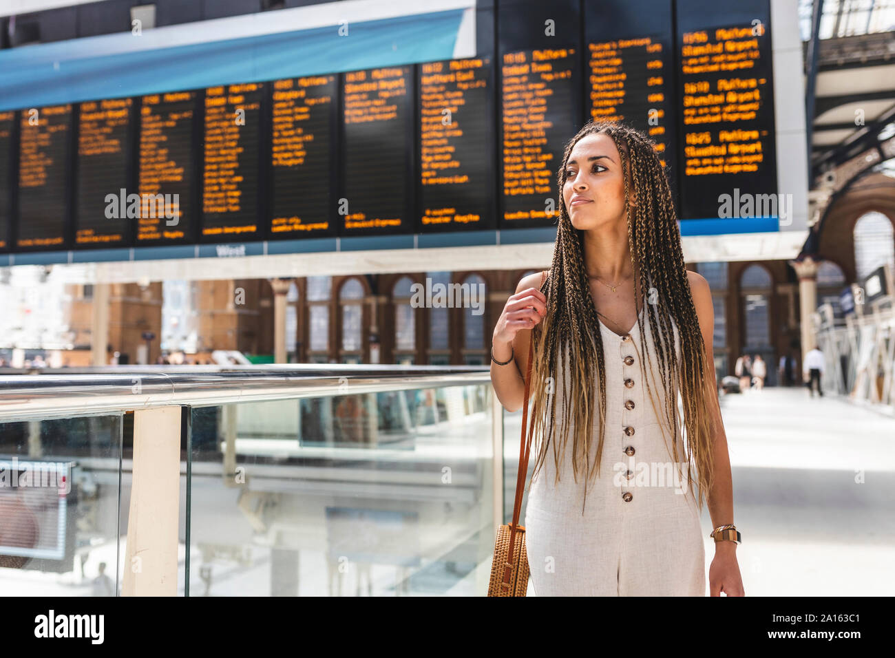 Porträt der jungen Frau am Bahnhof, London, UK Stockfoto