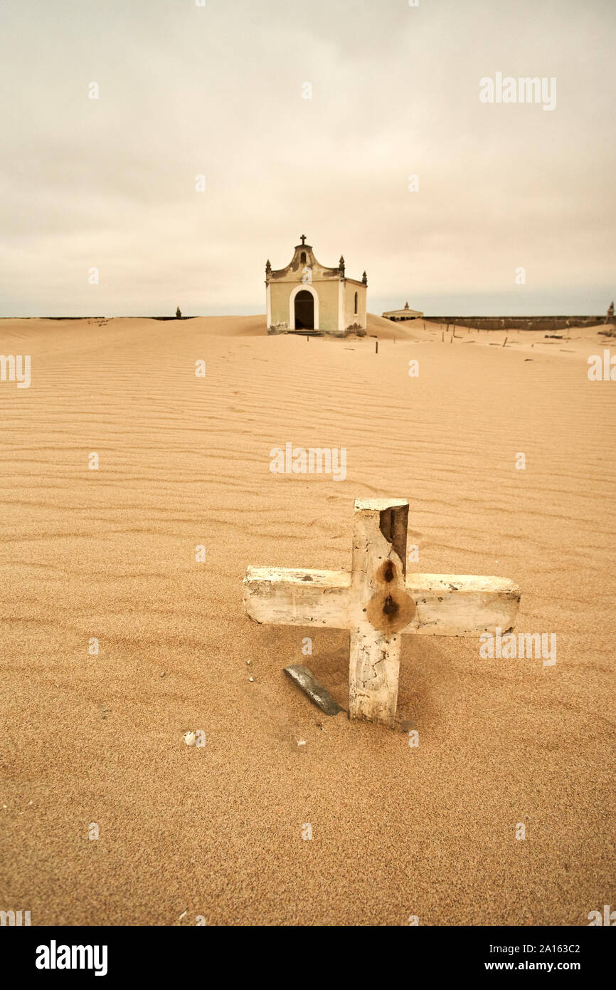 Alten Friedhof an das verlassene Dorf Ilha dos Tigres, Angola Stockfoto