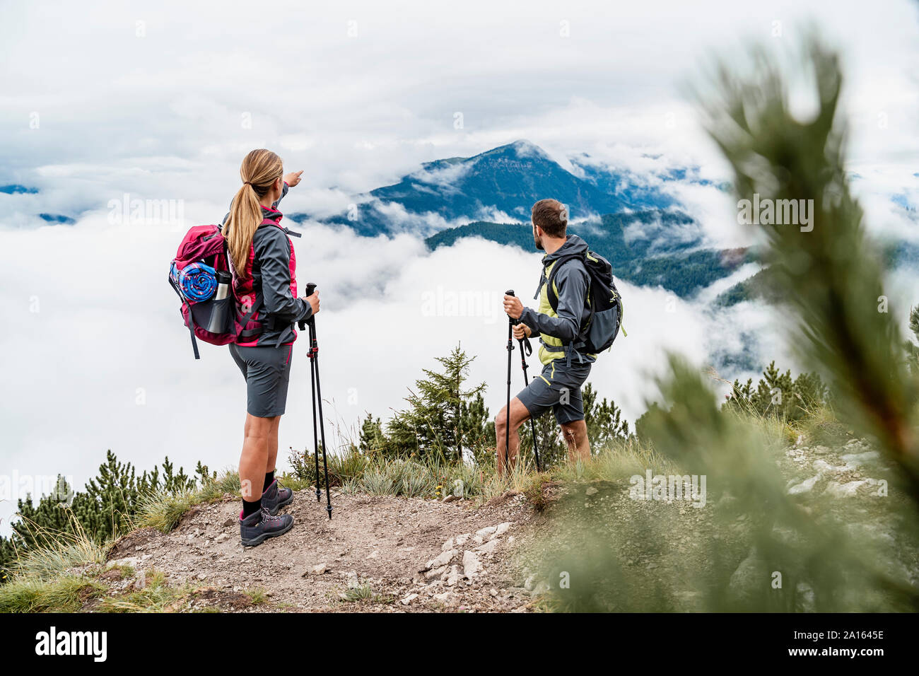 Junges Paar auf einer Wanderung in den Bergen, Herzogstand, Bayern suchen, Deutschland Stockfoto