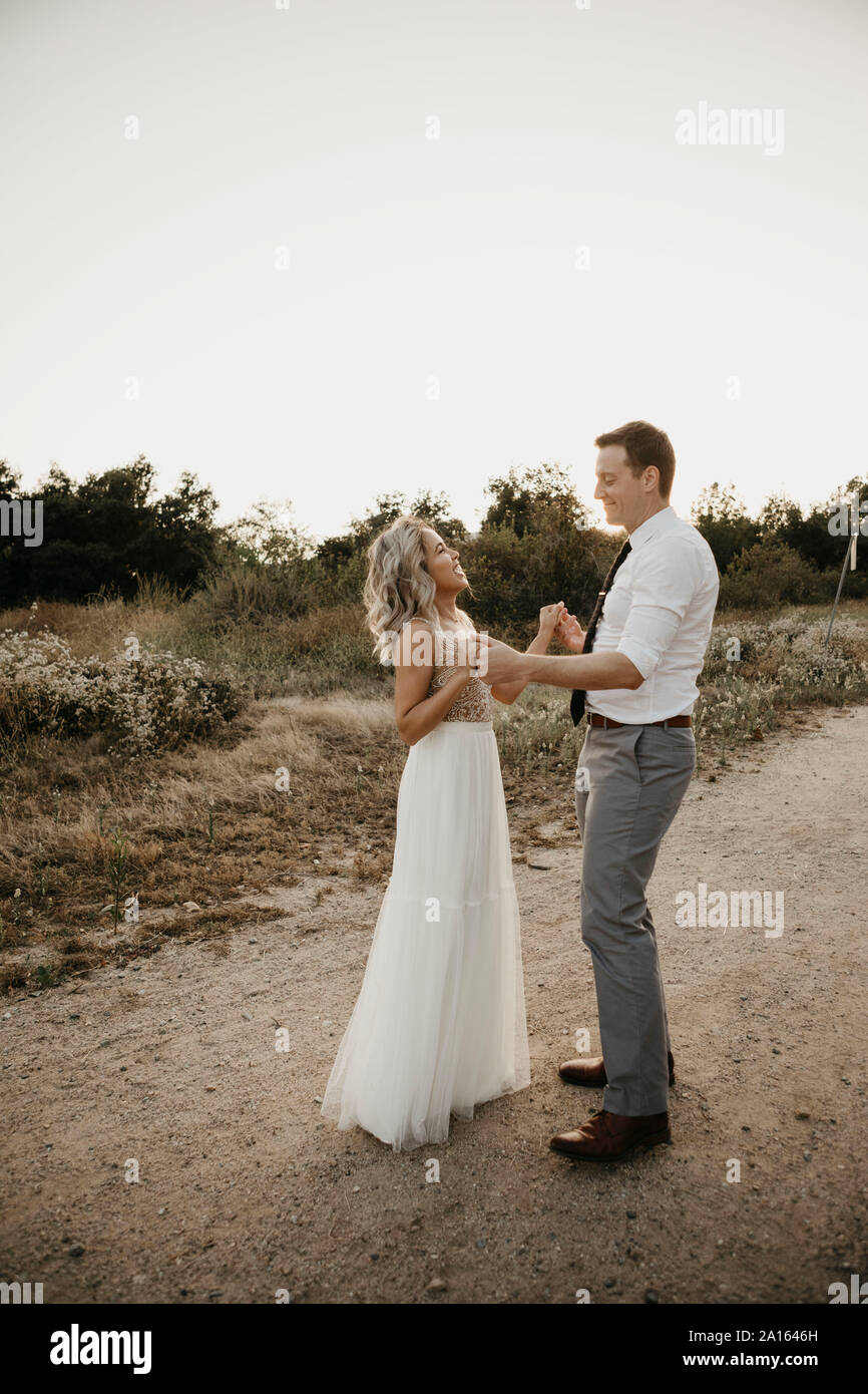Liebevolle Braut und Bräutigam in der Landschaft Stockfoto