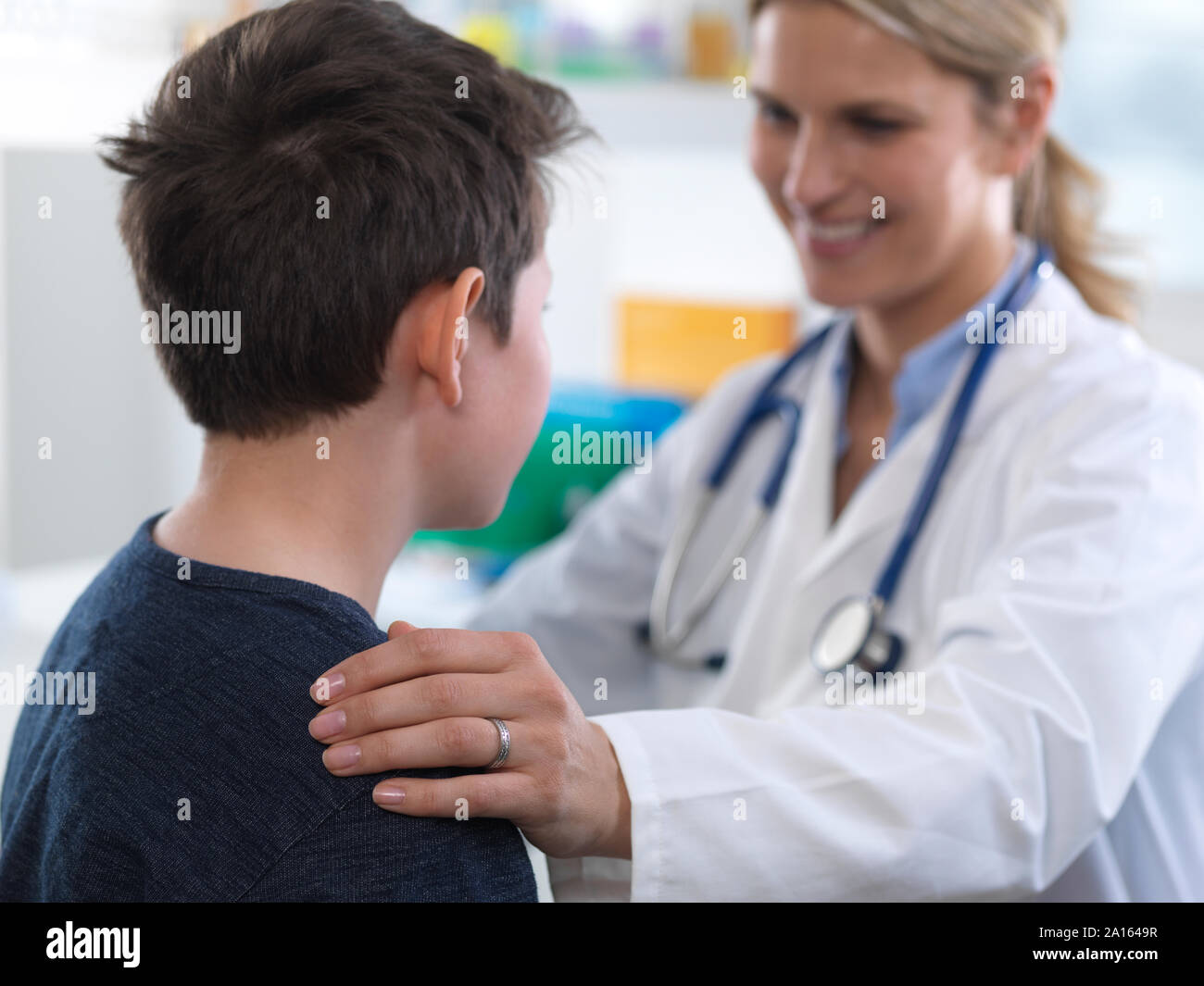 Eine junge Ärztin geben einige Hinweise bei einem Termin in der Klinik Stockfoto