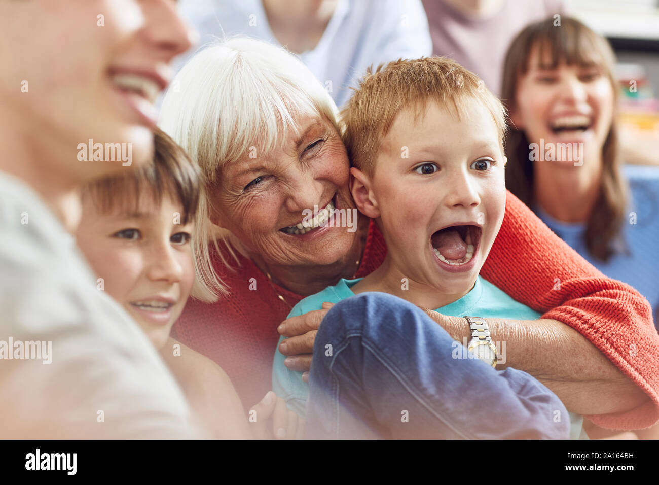 Drei Generationen der Familie Spaß zu Hause in Stockfoto