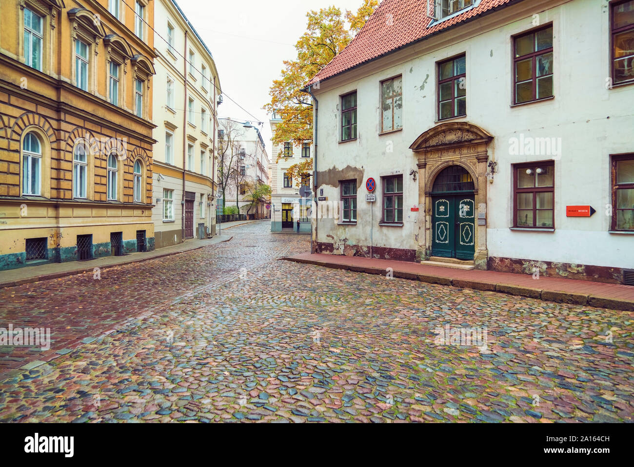 Historische Straße in der Altstadt in der Nähe von St. Peters Kirche, Riga, Lettland Stockfoto