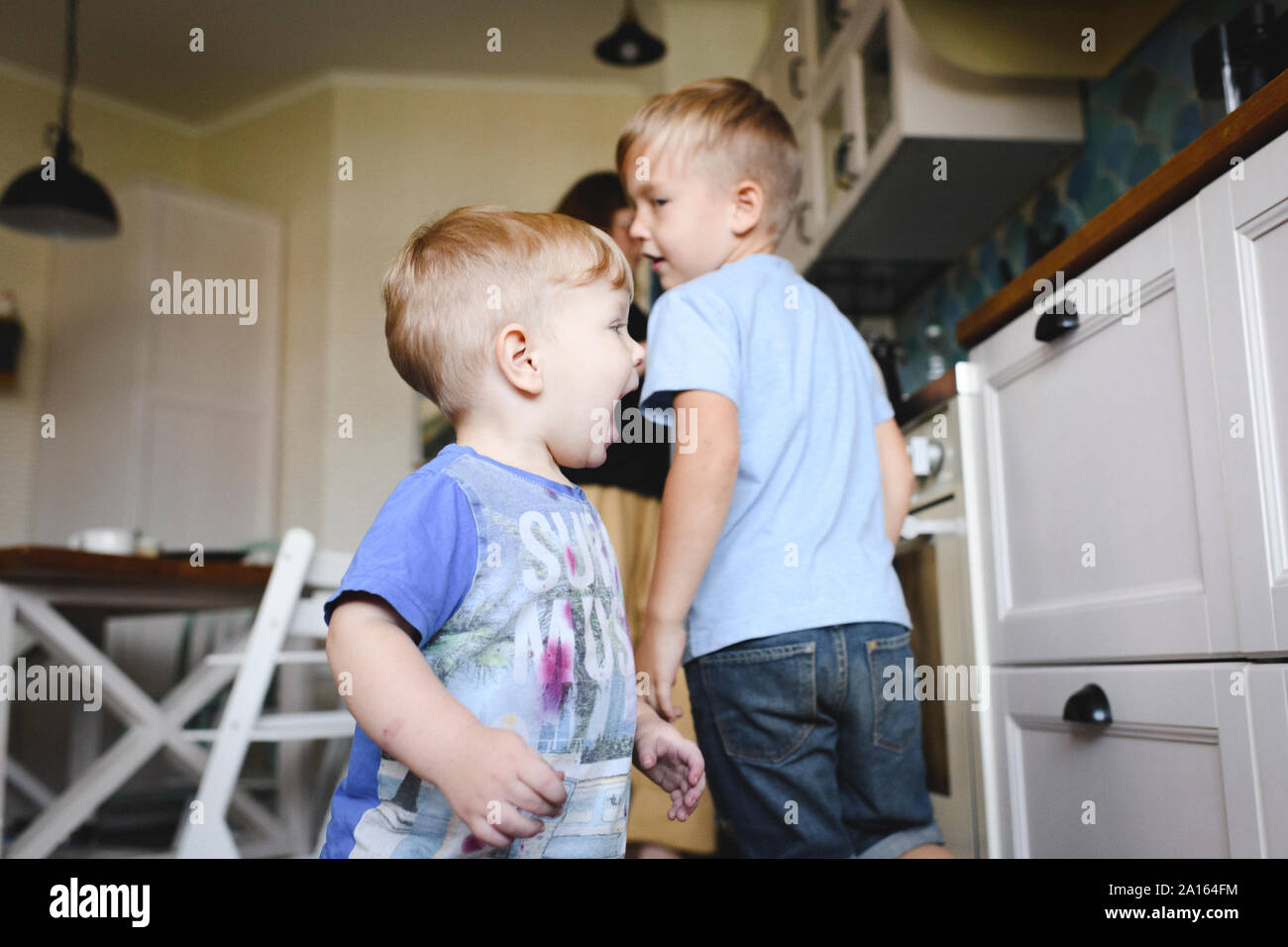 Zwei kleine Jungen, die in der Küche Stockfoto