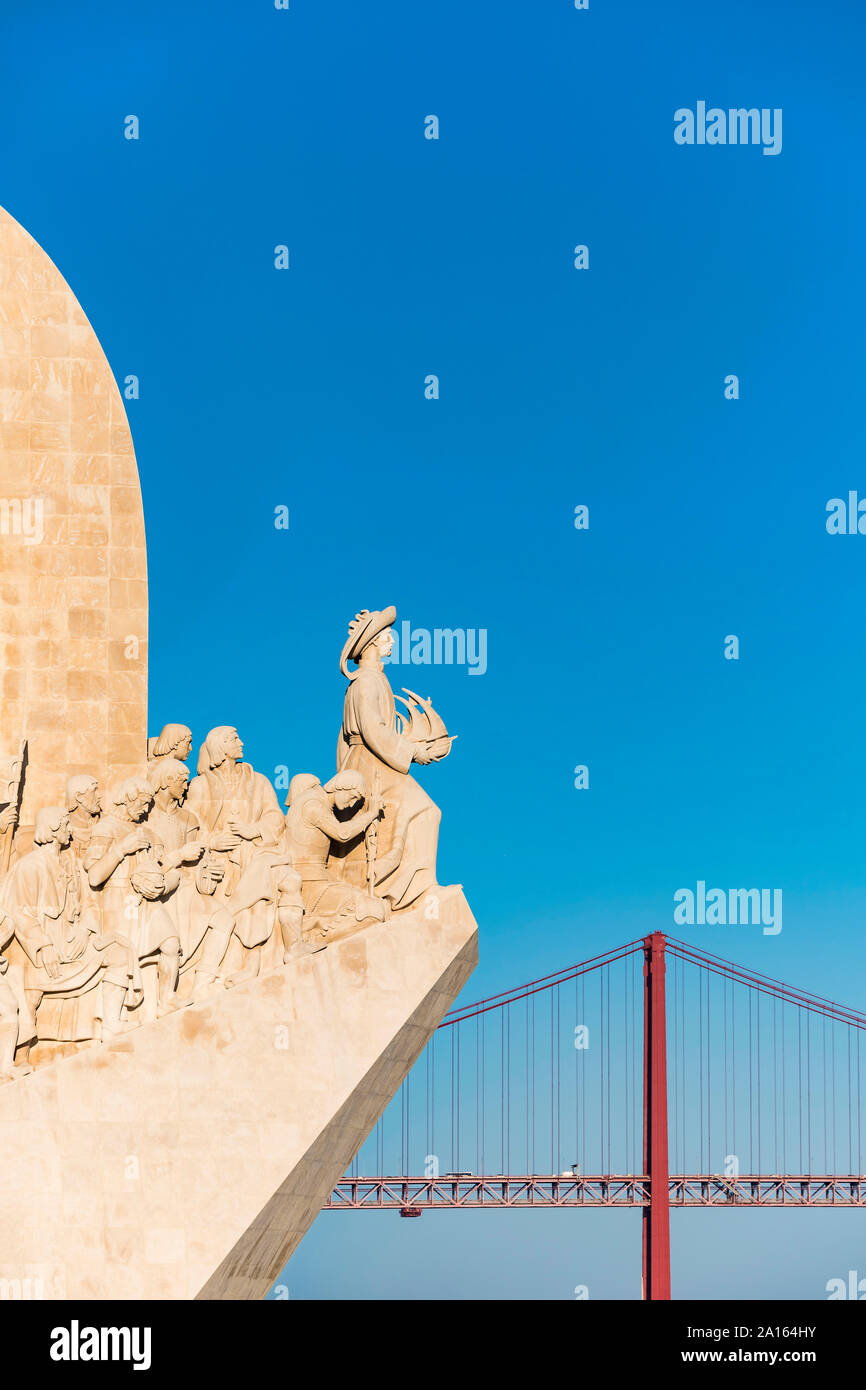 Portugal, Lissabon, Belem, Denkmal der Entdeckungen und 25 de Abril Brücke gegen klaren Himmel Stockfoto