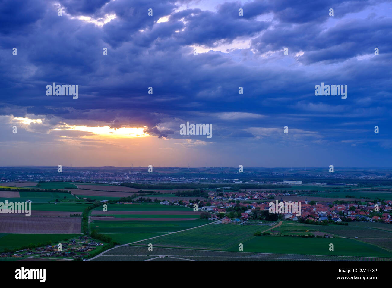 Sturmwolken über Dorf und Weinberg gegen Himmel bei Dämmerung Stockfoto