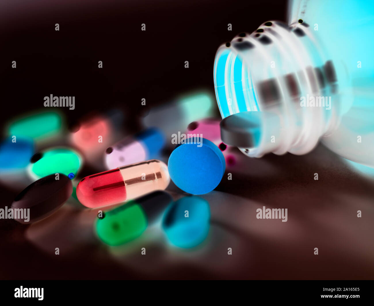 Eine Vielzahl von Drogen fallen von einer Medizin Flasche. Stockfoto