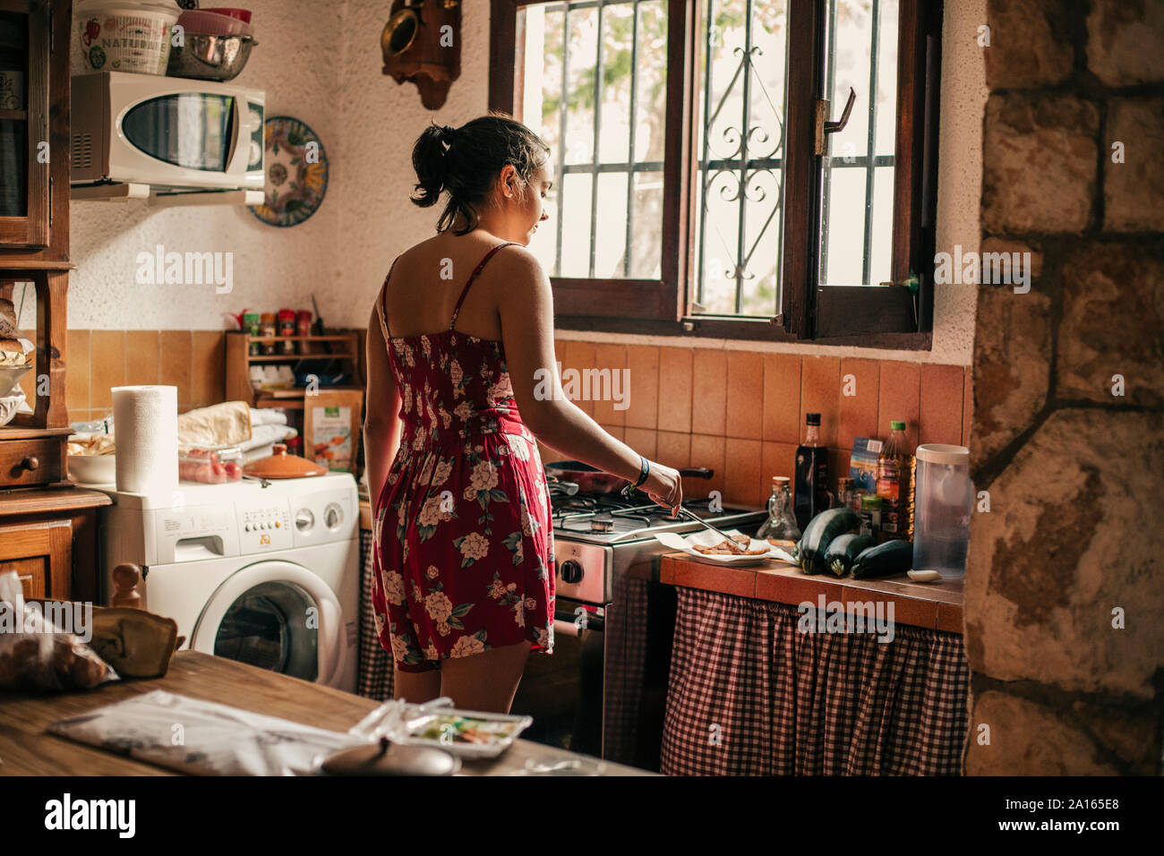 Ansicht der Rückseite Frau Kochen in der Küche Stockfoto
