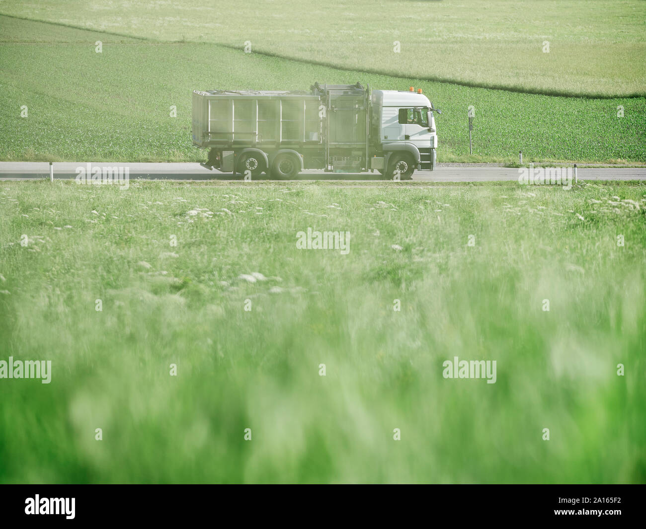 Stapler fährt auf der Autobahn entlang grünes Feld während der sonnigen Tag Stockfoto