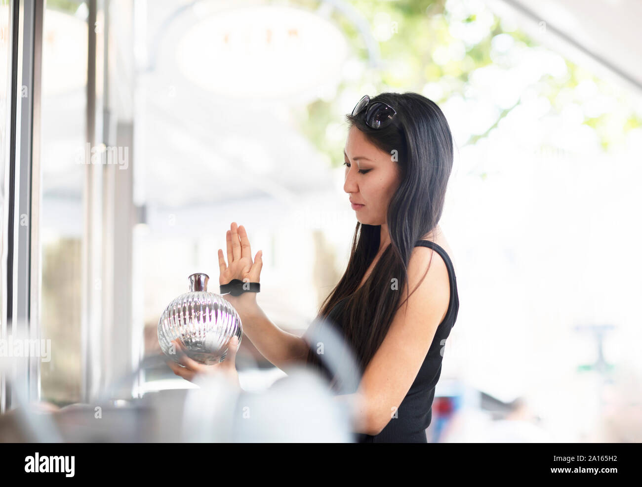 Junge Frau shopping, kontaktloses Bezahlen mit der Zukunft Stockfoto