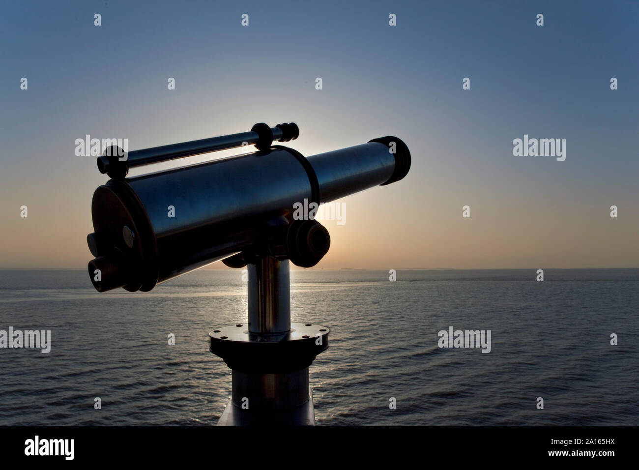 Nahaufnahme eines Teleskops mit Blick auf den Atlantik im Sommer Stockfoto