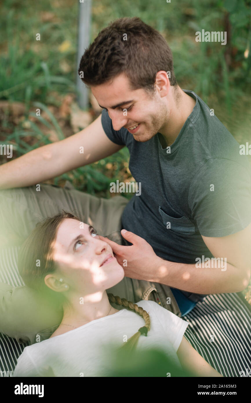 Glückliches junges paar Ausgabe Zeit zusammen in den Weinbergen Stockfoto