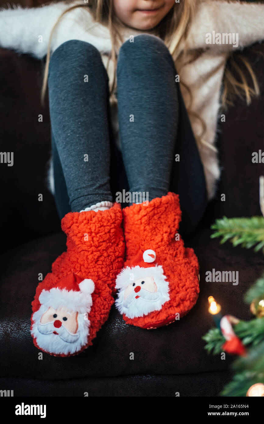 In der Nähe von Mädchen mit gemütlichen Santa Claus Schuhe Stockfoto