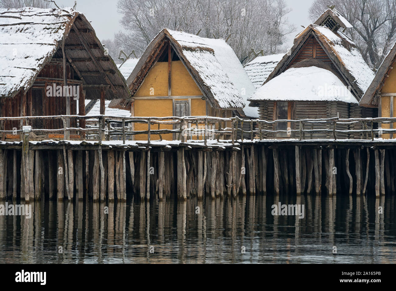 Deutschland, Baden-Württemberg, verschneite Pfahlbauten am Bodensee Stockfoto