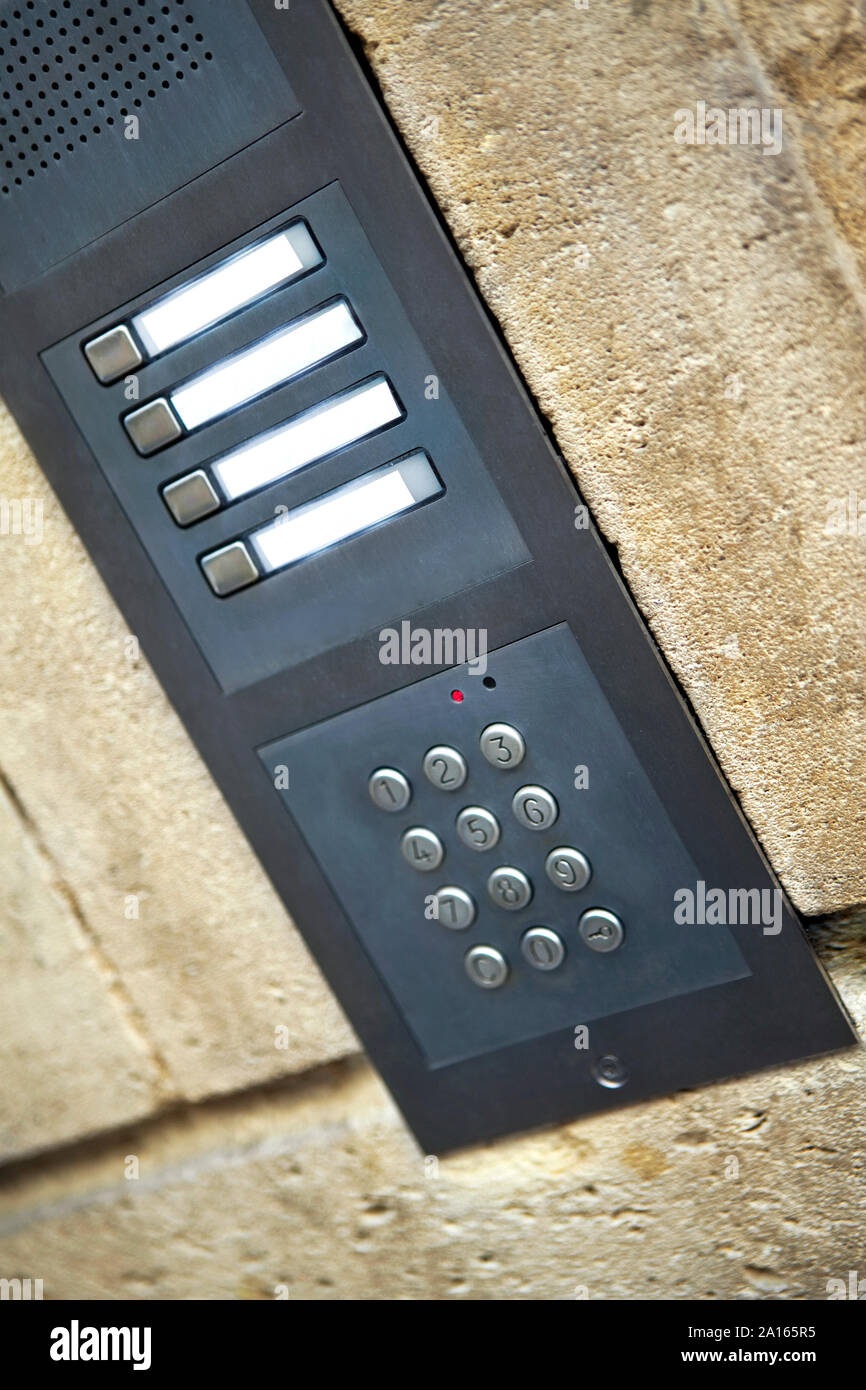 Nahaufnahme eines digitalen Code auf einem steinigen Wand Stockfoto