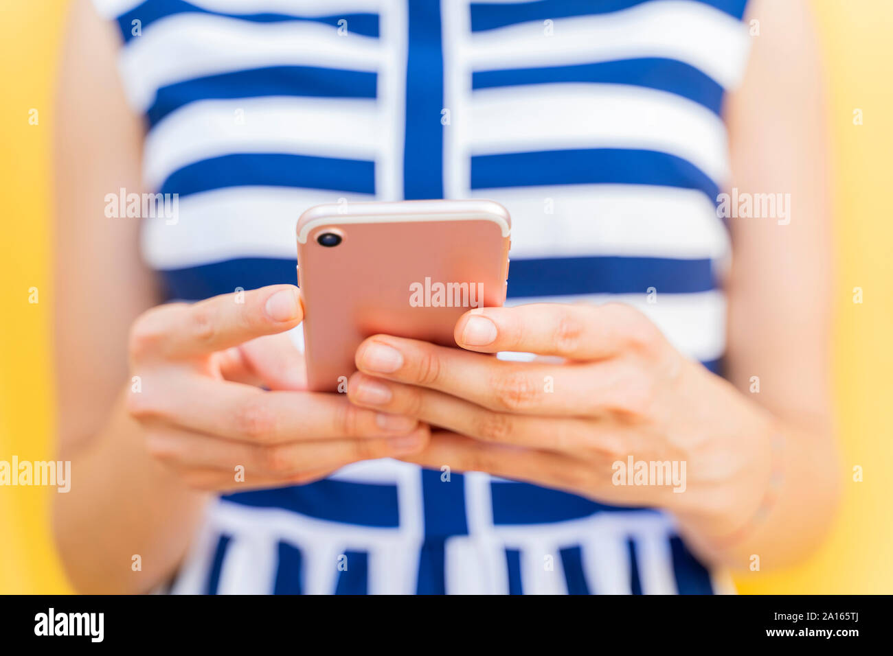Junge Frau mit Smartphone auf den Vordergrund konzentrieren Stockfoto