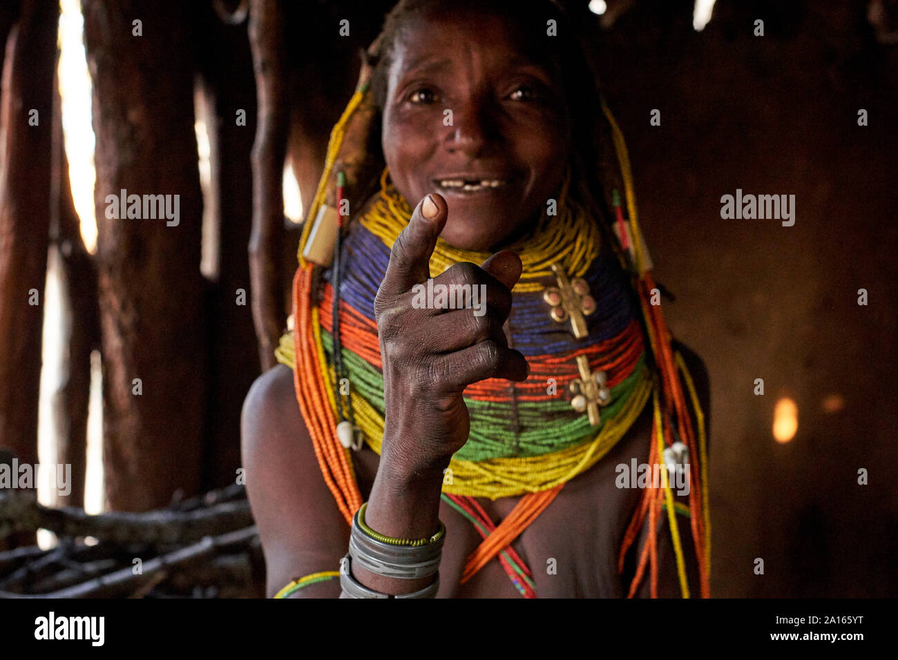 Traditionelle Muhila Frau zeigt mit dem Finger, Kehamba, Chibia, Angola Stockfoto