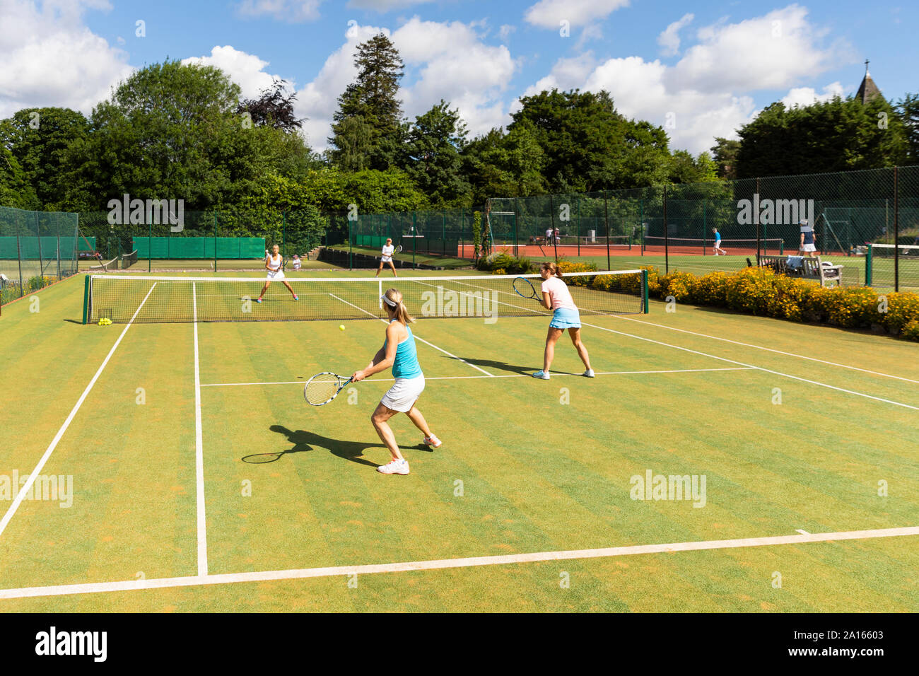 Reife Frauen bei einem Tennismatch auf Gras Hof Stockfoto