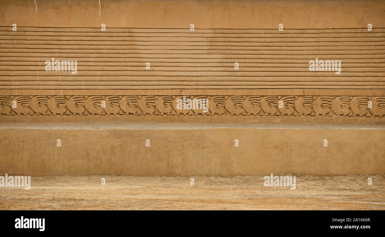 Adobe Schnitzereien an den antiken Ruinen von Chan Chan, Trujillo, Peru Stockfoto