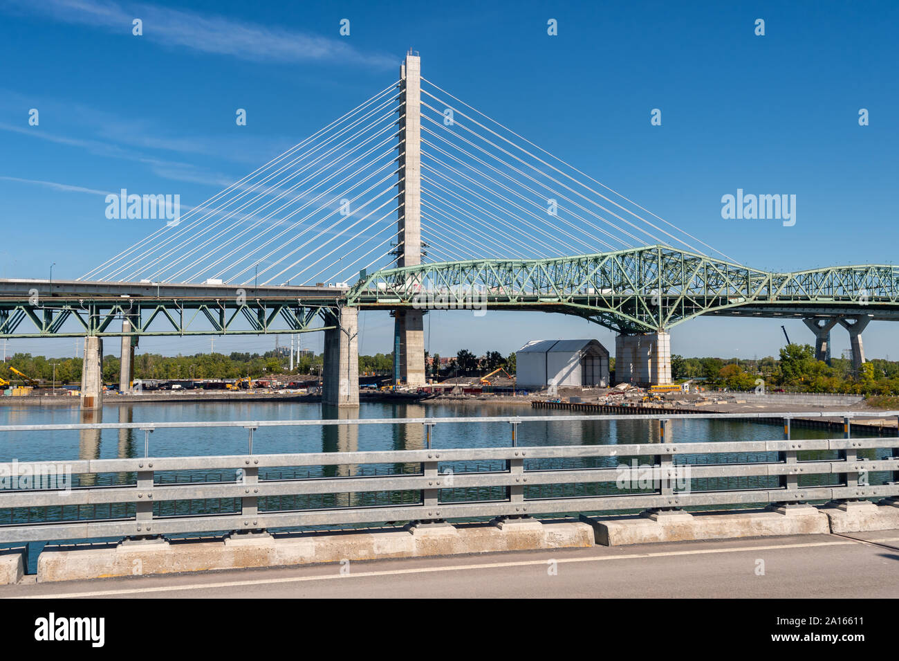 Montreal, Kanada - 19 September 2019: Neue Champlain Brücke neben alten Champlain Brücke von Estacade Radweg. Stockfoto