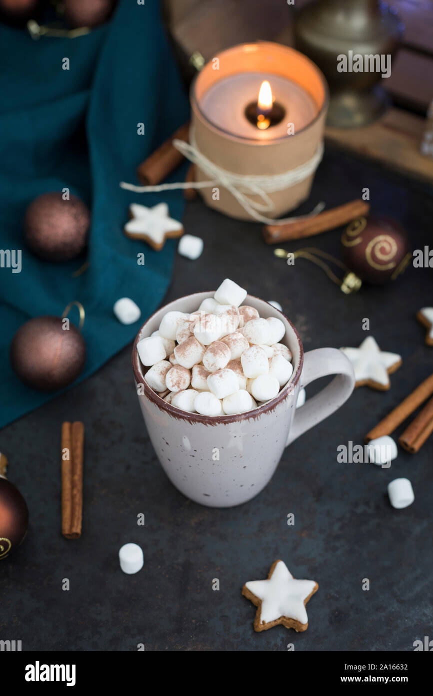 Tasse heiße Schokolade mit Marshmallows an Weihnachten Stockfoto