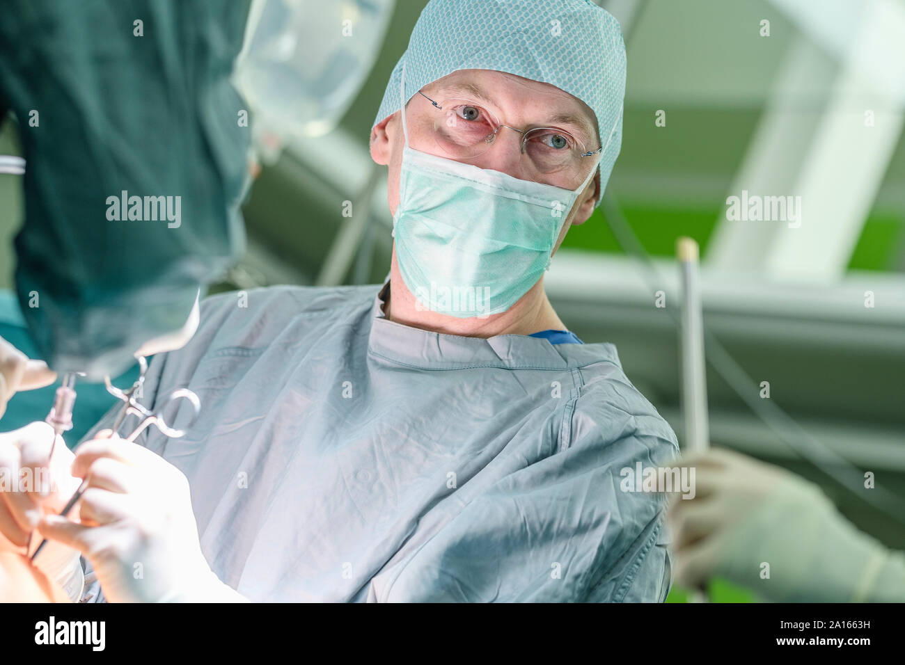 Chirurg während der Operation Stockfoto