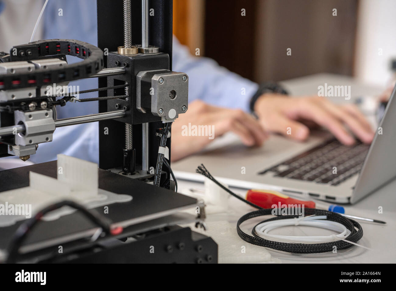 Student, 3D-Drucker, Laptop, Nahaufnahme Stockfoto