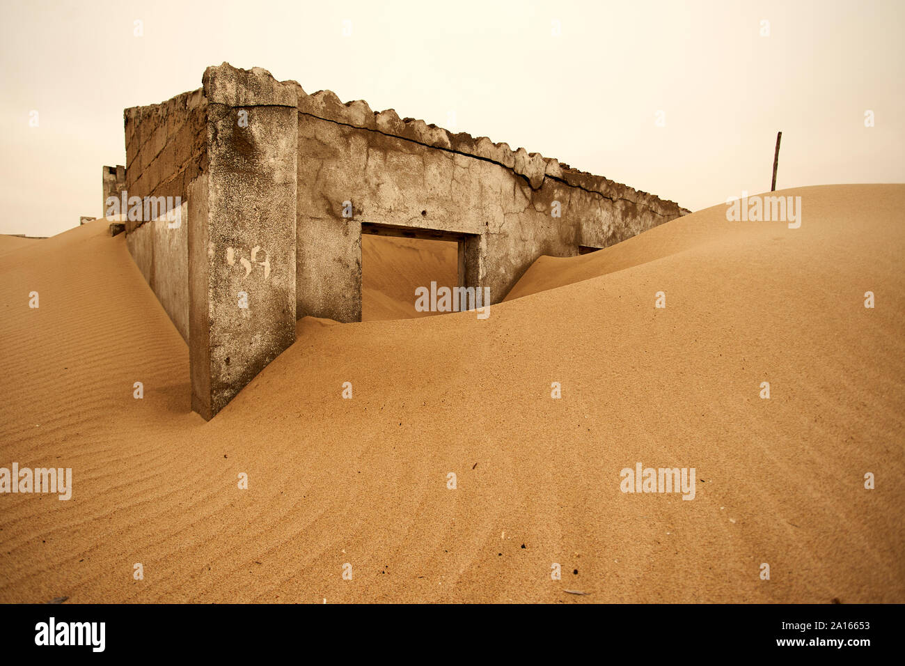Reste eines kolonialen Portugiesisches Haus an das verlassene Dorf Ilha dos Tigres, Angola Stockfoto