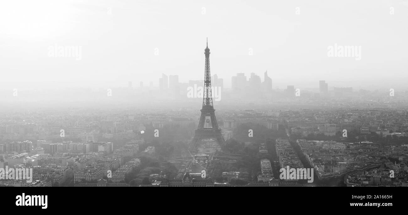 Luftaufnahme der Stadt Paris bei Sonnenuntergang. Stockfoto