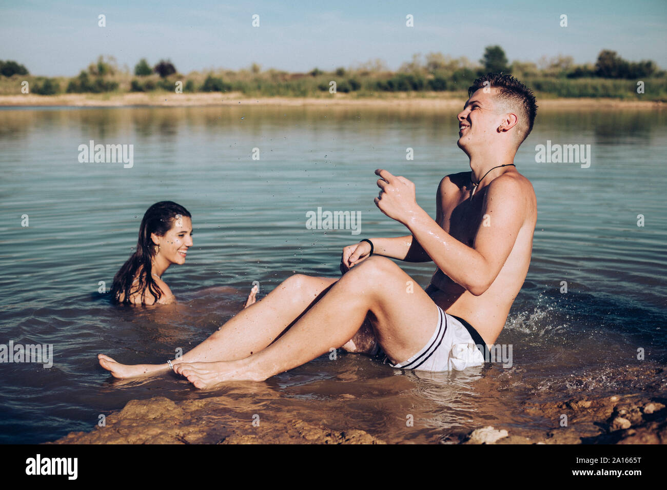 Junges Paar Spaß in einem See Stockfoto