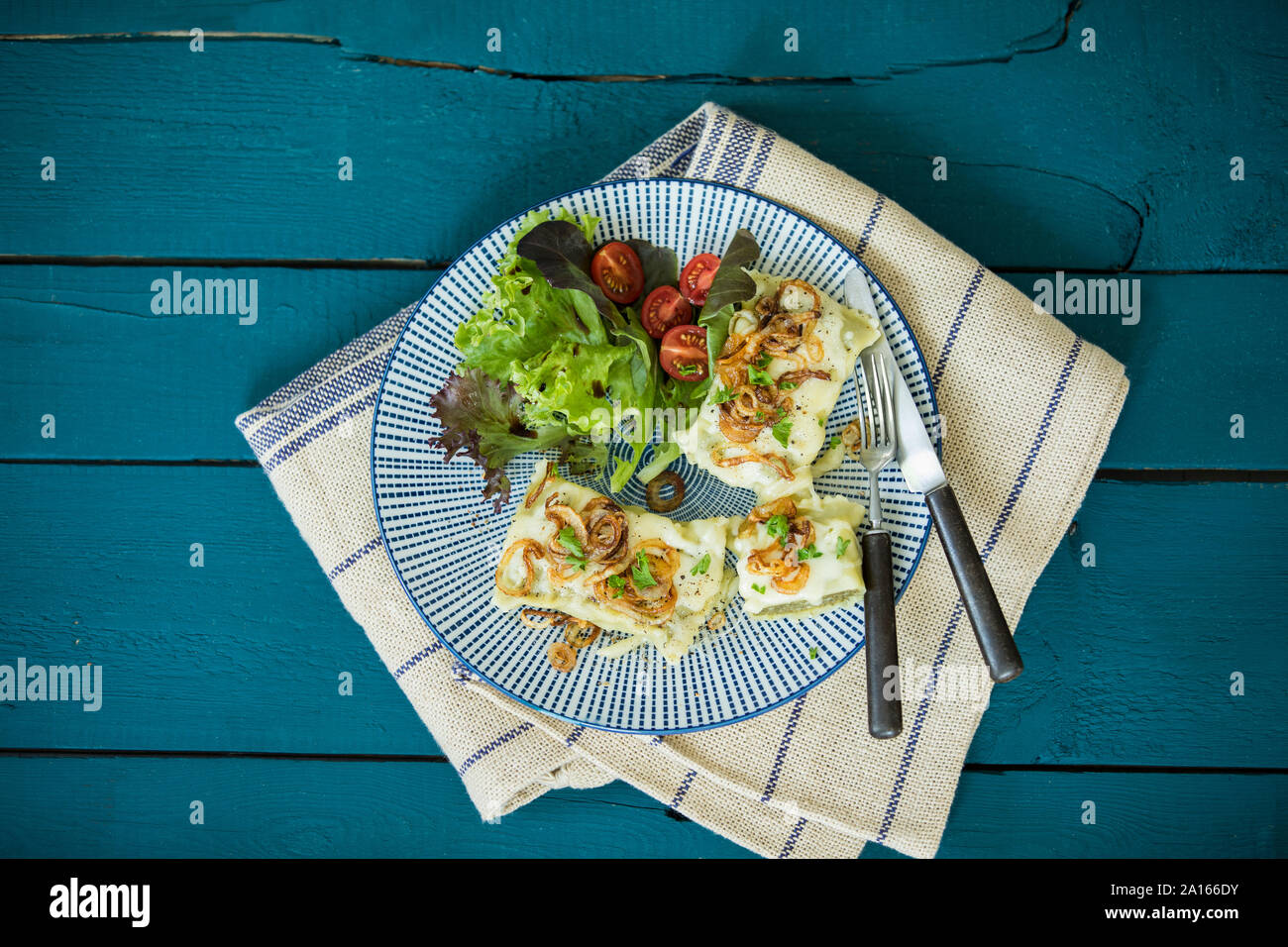 Schwäbische Taschen mit gebratenen Zwiebeln, Käse und Salat Stockfoto