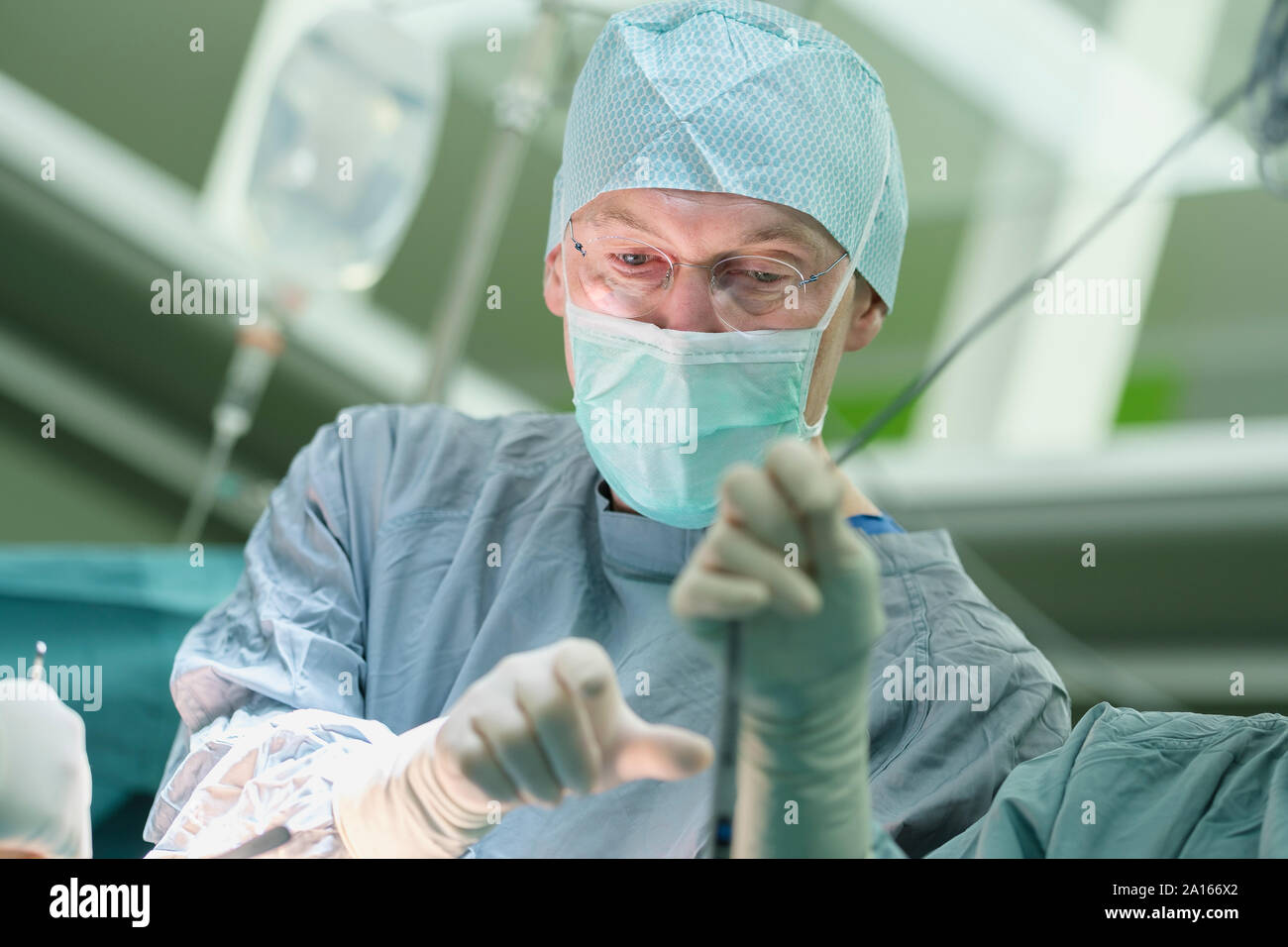 Chirurg während der Operation Stockfoto