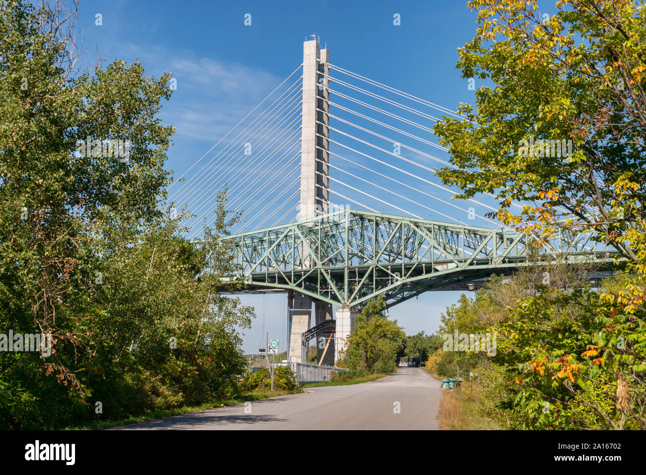 Montreal, Kanada - 19 September 2019: Neue Champlain Brücke neben alten Champlain Brücke von Petite Voie Du Fleuve. Stockfoto
