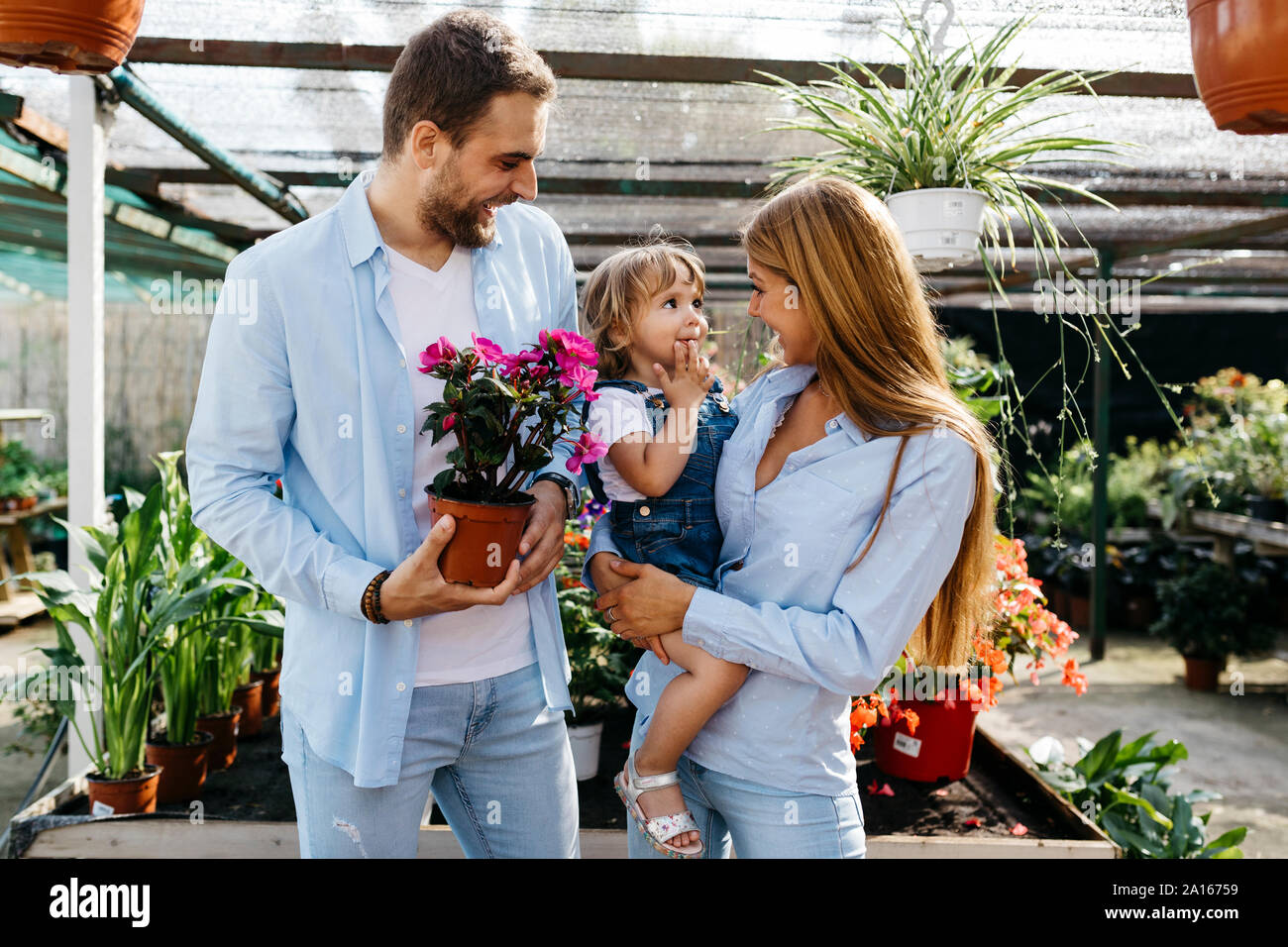 Glücklich, Mutter, Vater und Tochter kaufen Blumen in einem Garten Center Stockfoto