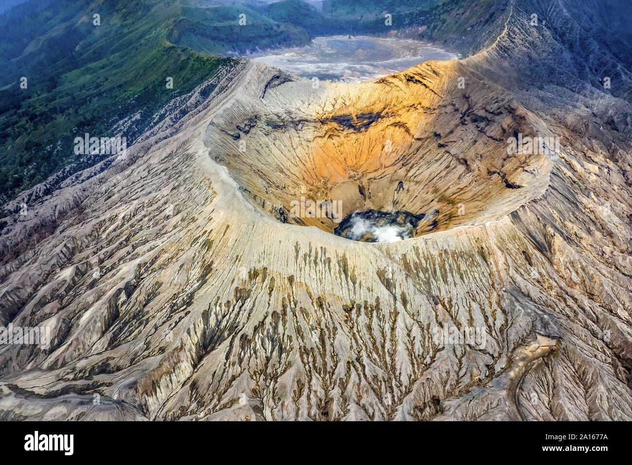 Luftaufnahme des Mount Bromo, ist ein aktiver Vulkan und Teil des Tengger massiv, in Ostjava, Indonesien. Berühmte Reiseziel Backpacker Stockfoto