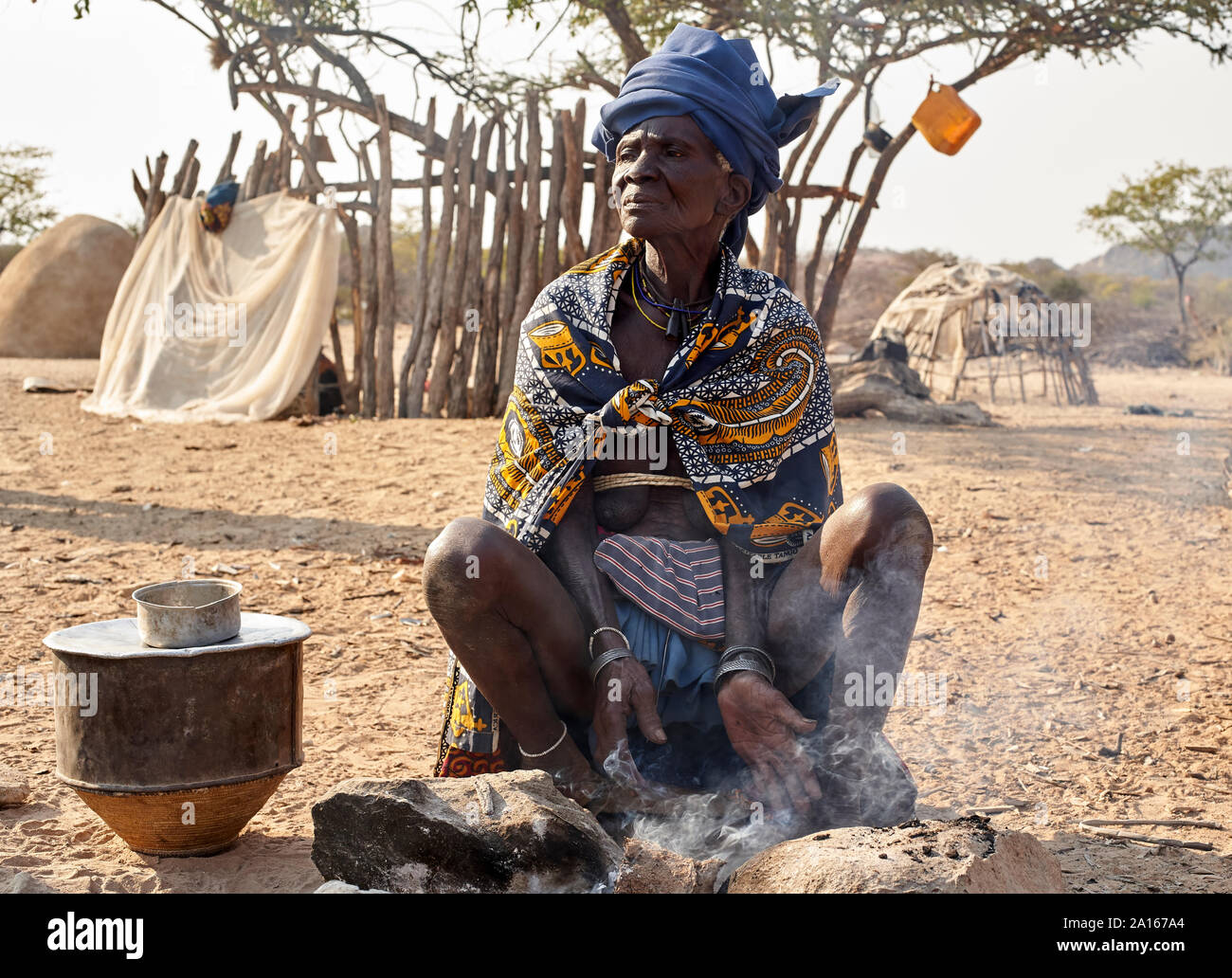 Alte Mucubal Frau kochen in der traditionellen Weise, Tchitundo Hulo, Virei, Angola Stockfoto