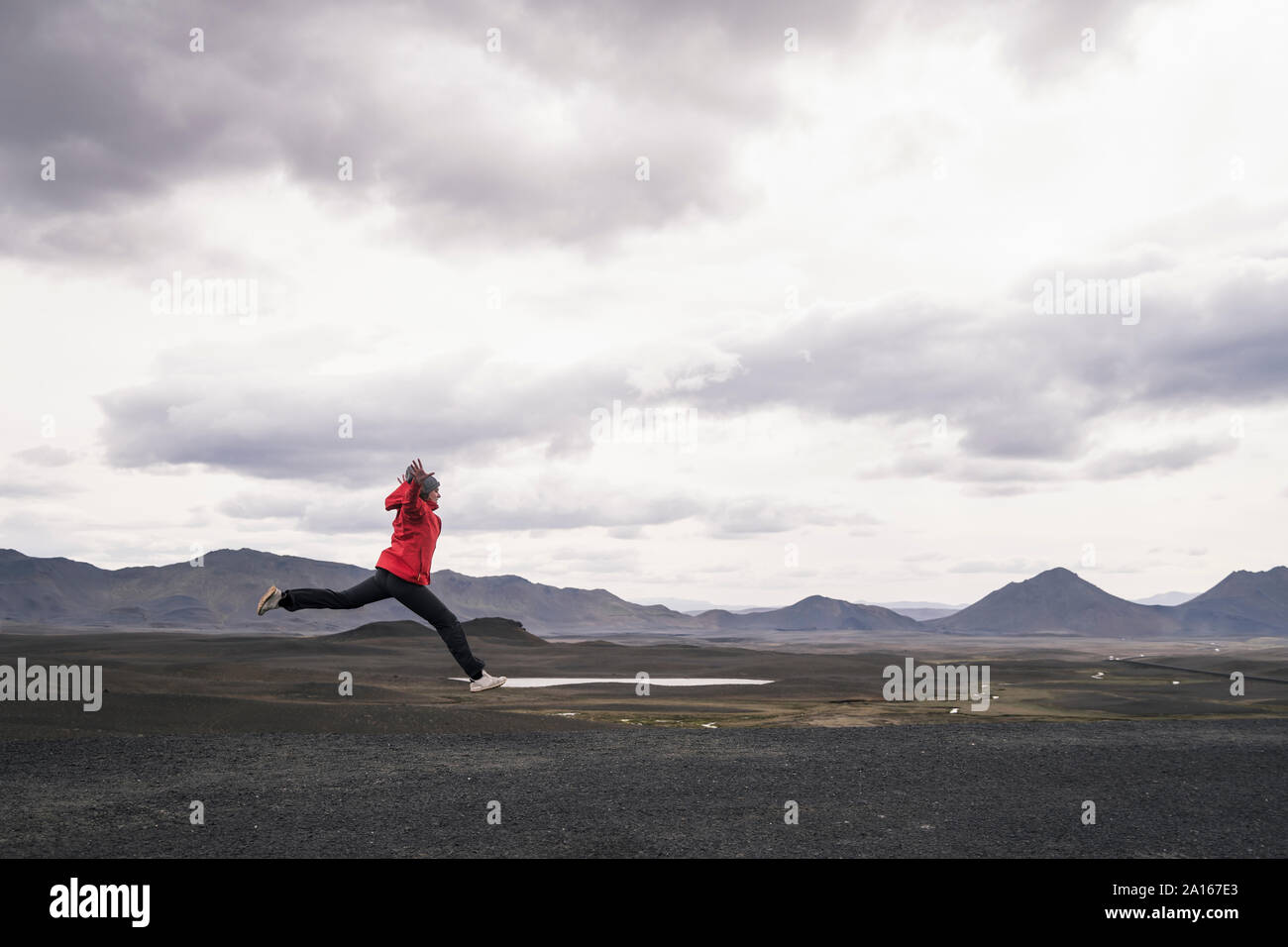 Reifer Mann für Freude in das Hochland, Island springen Stockfoto