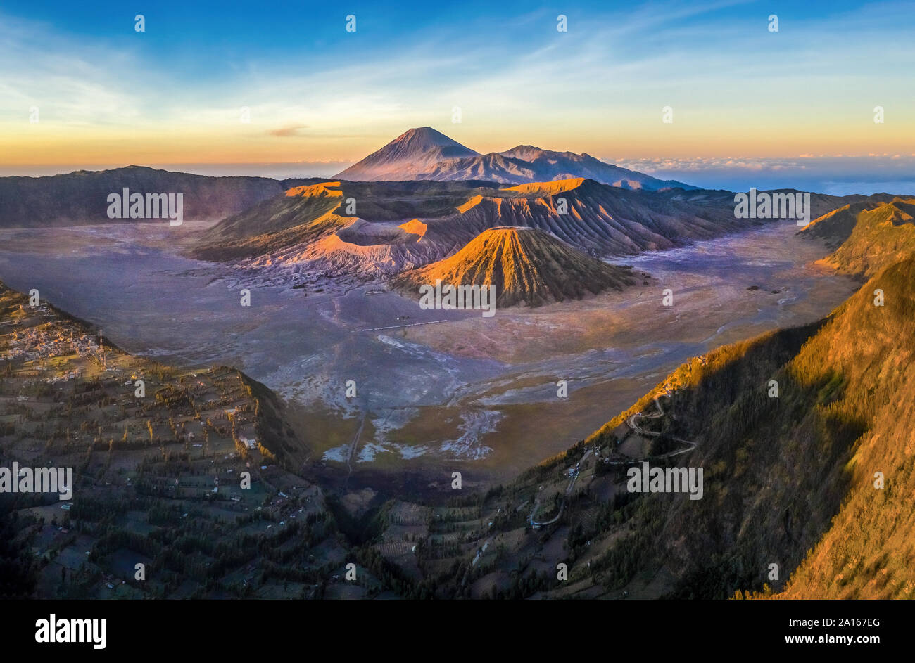 Luftaufnahme des Mount Bromo, ist ein aktiver Vulkan und Teil des Tengger massiv, in Ostjava, Indonesien. Berühmte Reiseziel Backpacker Stockfoto