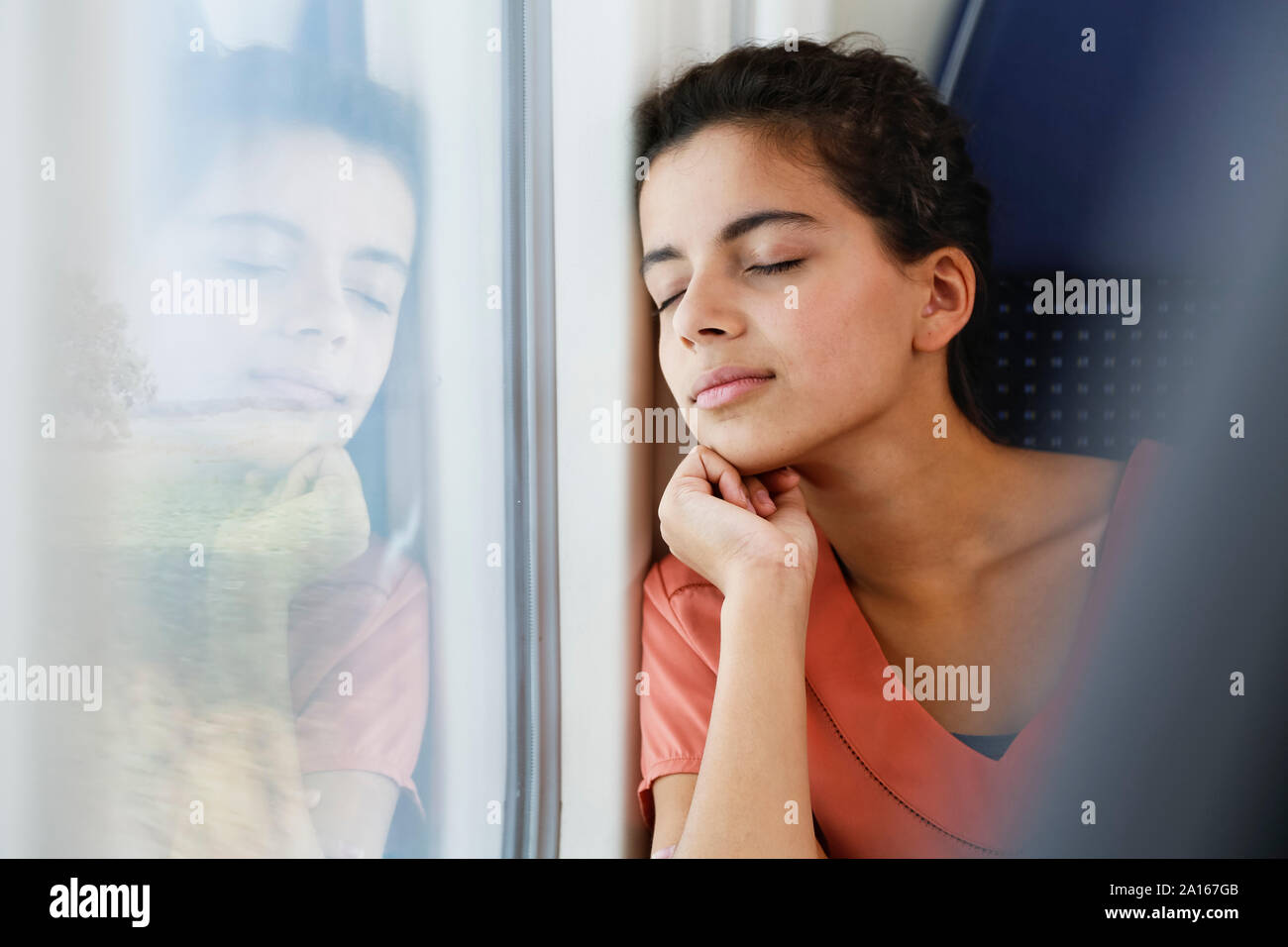 Teenage Mädchen allein mit dem Zug reisen, Schlafen Stockfoto