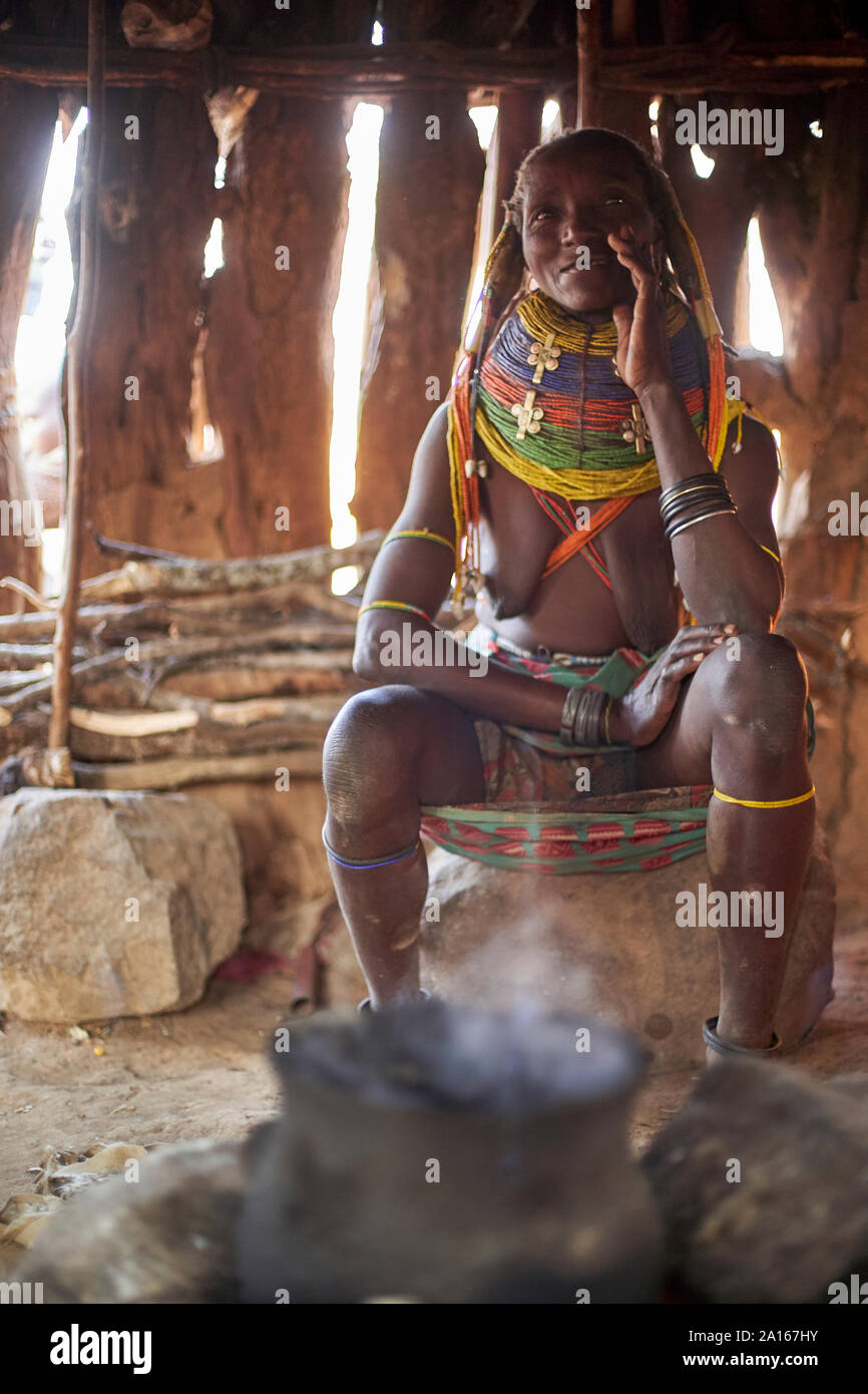 Muhila Frau in ihrer traditionellen Haus, Kehamba, Chibia, Angola Stockfoto
