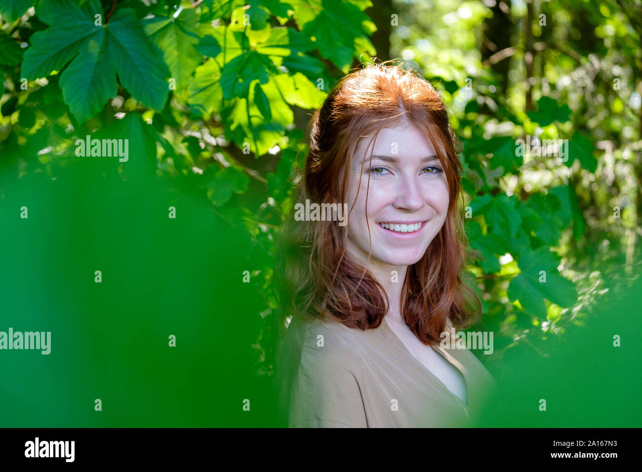 Weibliche Teenager in einem Wald Stockfoto