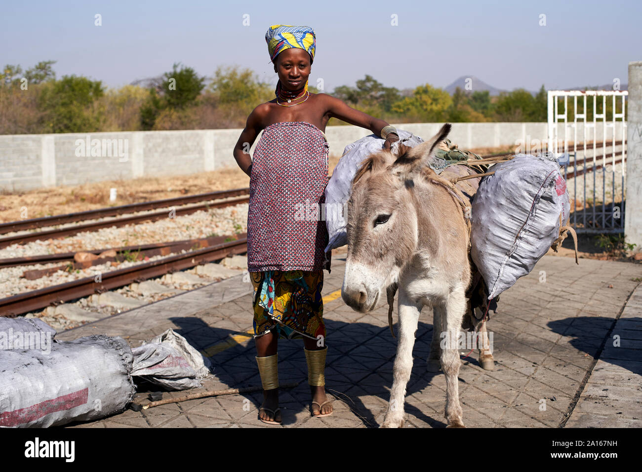 Ndengelengo Frau und ihr Esel, Garganta, Angola. Stockfoto