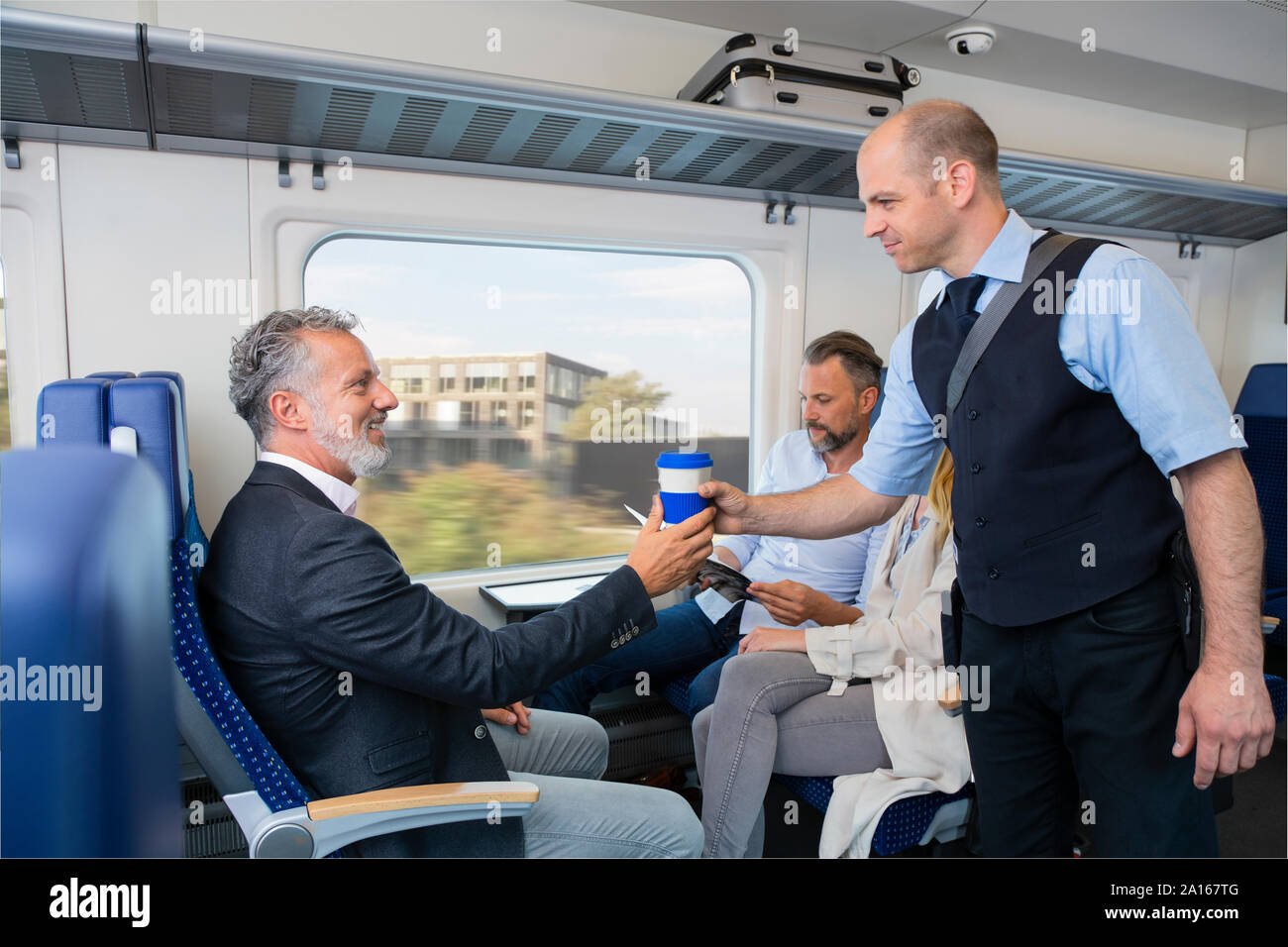 Dirigent Kaffee in einem Zug mit der Beifahrerseite Stockfoto