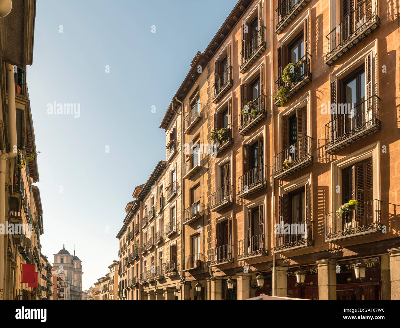 Die Gebäude in der Calle Toledo, in der Nähe von Plaza Mayor, Madrid, Spanien Stockfoto