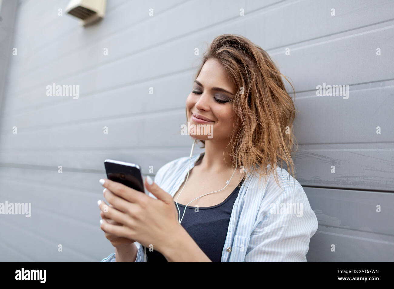 Osteuropäische Frau mit Smartphone Stockfoto