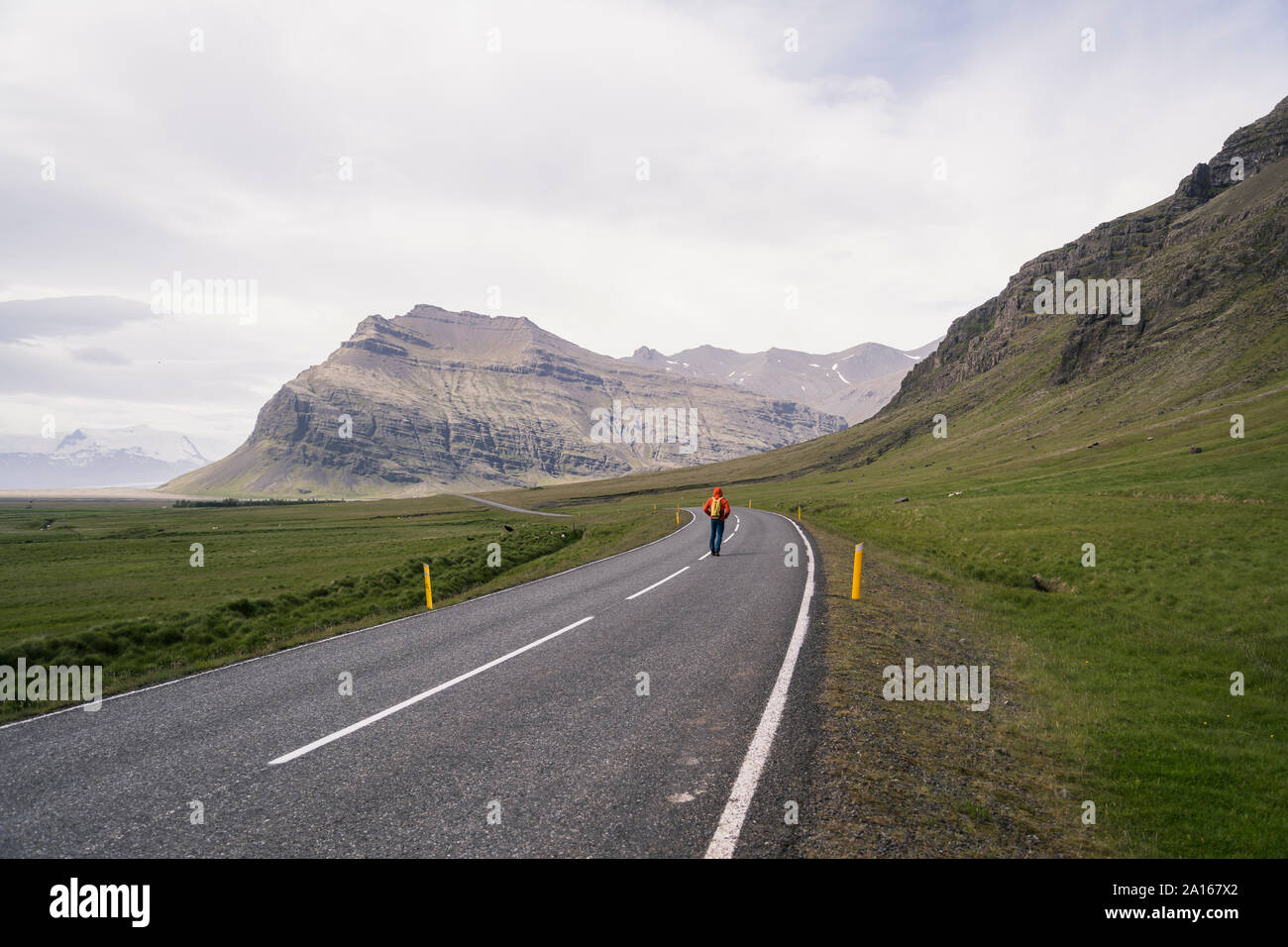 Reife Männer wandern auf Ringstraße 1, Region Süd, Island Stockfoto