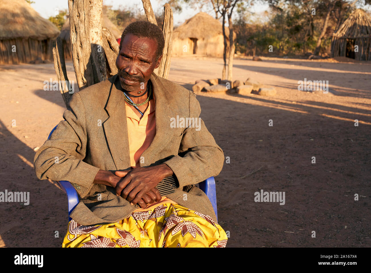 Soba Der Muhila Stamm saß auf seinem Stuhl, Kehamba, Chibia, Angola Stockfoto